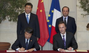 Airbus President & CEO Fabrice Bregier signs the Tianjin FAL extension agreement with a Chinese government official while Chinese President Li Xinping and French President Francois Hollande look on. (Airbus)