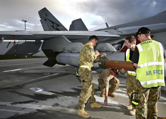 1SQN armament technicians load a GBU-24 onto a Super Hornet. (Defence)