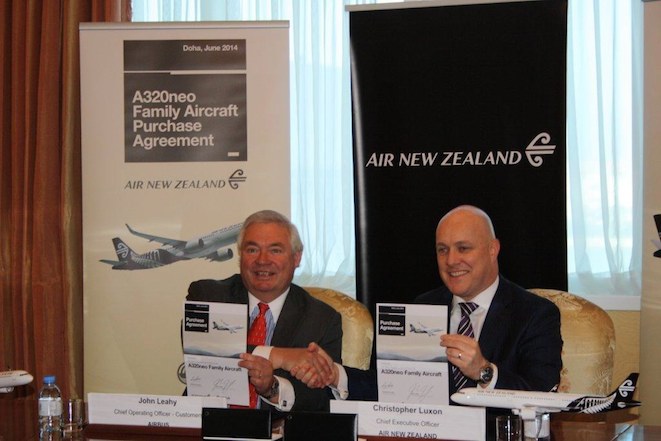 Airbus chief operating officer - customers and Air NZ CEO Christopher Luxon shake hands on the New Zealand carriers A320neo order. (Airbus)