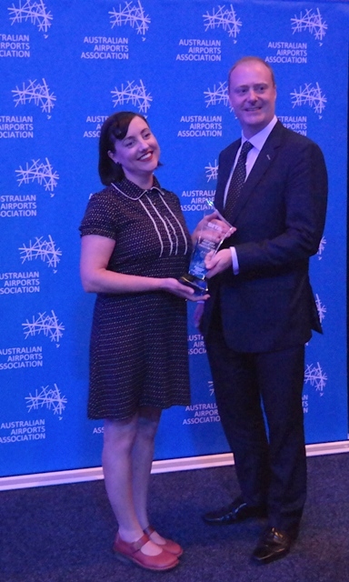 Sarah Renner from Melbourne Airport with the SITA Innovation Award alongsideJason Coleman, SITA vice president of sales for Asia Pacific. (SITA)