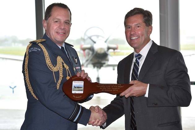 CAF AVM Yardley receives a ceremonial key from Beechcraft's Russ Bartlett. (RNZAF)