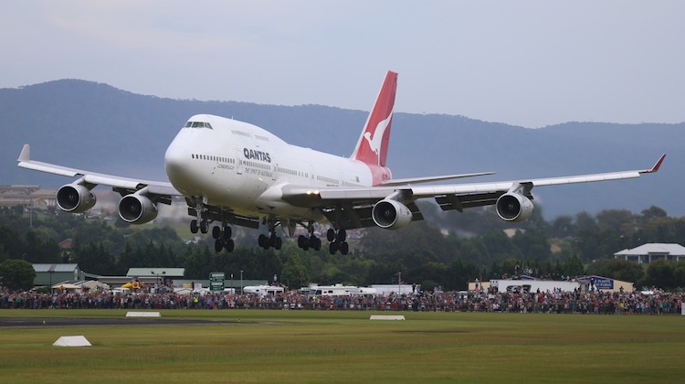 VH-OJA landing at Illawarra Airport. (Victor Pody)