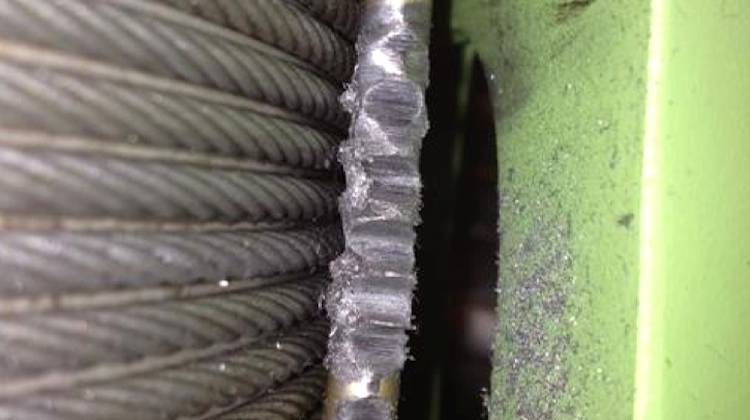 How the bulging cables had damage the bolts on the cable drum. (NZ TAIC)