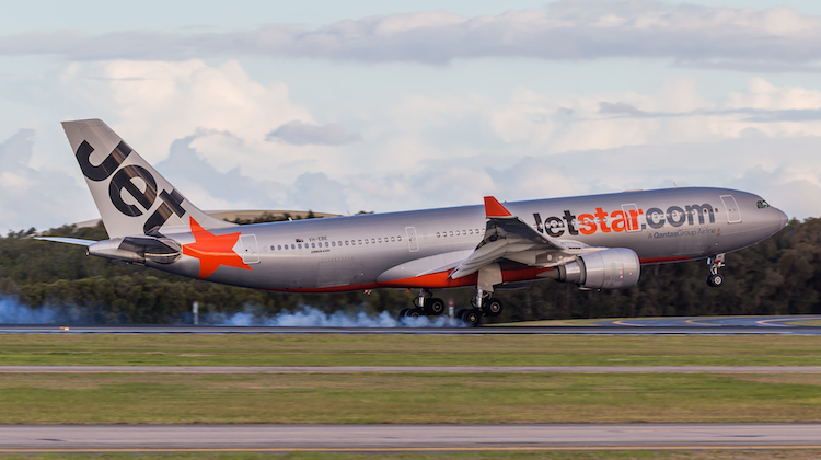 Airbus A330-200 VH-EBE operating Jetstar's final A330 flight JQ6 touches down in Brisbane from Honolulu on September 25. (Daniel Foster)