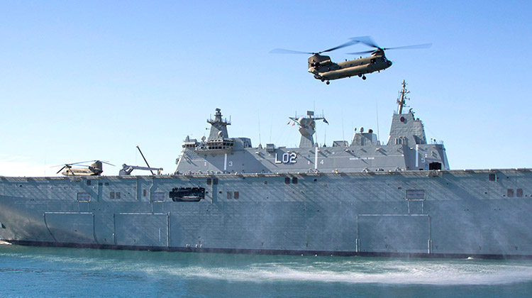 A Chinook CH-47F aircraft from the 5th Aviation Regiment in Townsville makes an approach to HMAS Canberra while the ship is alongside in her home port of Sydney.