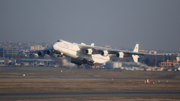 Antonov AN-225 taking off from Toulouse. (Laurent Errera/Wikimedia Commons)