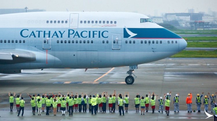 Cathay Pacific staff at Tokyo Haneda Airport say goodbye as the airline's final Boeing 747-400 flight prepares for departure to Hong Kong. (Cathay Pacific/Twitter)
