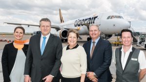 Tigerair chief executive Rob Sharp, Brisbane Airport chief executive Julieanne Alroe and general manager for airline and retail management Andrew Brodie alongside Tigerair cabin crew. (Tigerair Australia)