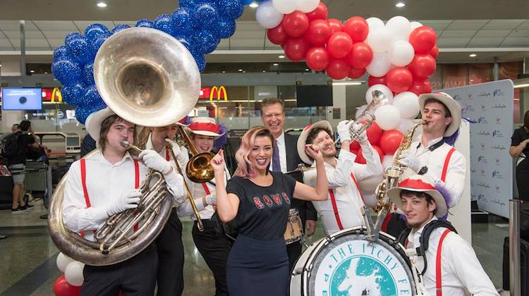 Virgin Australia group executive for airlines John Thomas and singer Dannii Minogue celebrate the resumption of MEL-LAX flights. (Virgin Australia/Facebook)