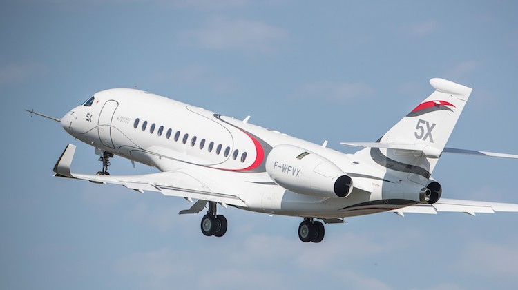 The first flight of the Dassault Falcon 5X takes off at Bordeaux-Mérignac in July 2017. (Dassault Aviation)