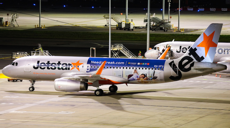 Jetstar Airbus A320 VH-VFU in Choice Hotels group livery. (Victor Pody)
