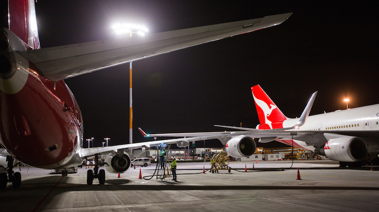 A Qantas Boeing 747-400ER transferring fuel to a Qantas Boeing 737-800 at Auckland Airport. (Qantas/Ollie Dale)