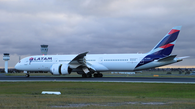 LATAM flight LA805 arrives in Melbourne from Santiago. (Victor Pody)