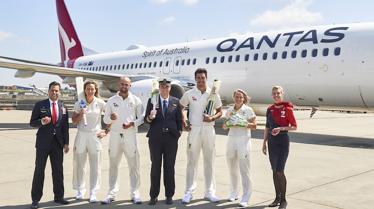 Australia's men's and women's cricketers pose with Qantas staff in front of a Boeing 737-800. (Qantas)