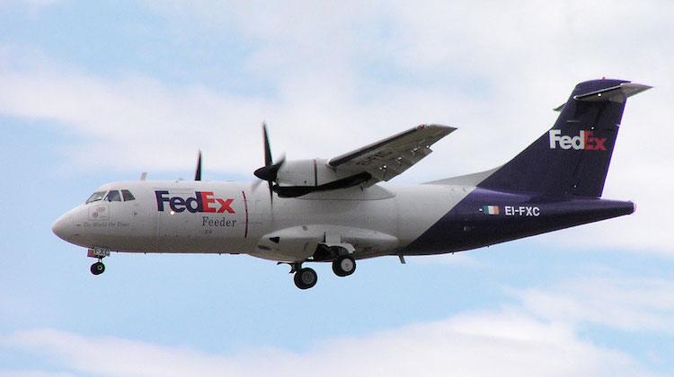 A file image of an ATR 42-300F EI-FXC in FedEx livery. (Wikimedia Commons/Arcturus)