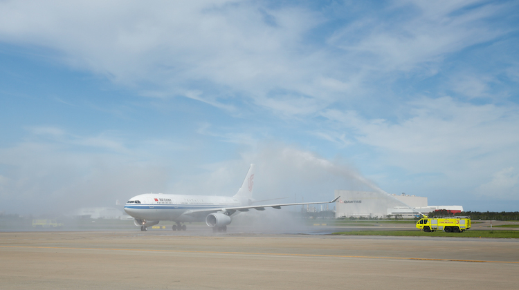 Air China Airbus A330-200 B-6113 receives a traditional welcome at Brisbane Airport. (Sarah Whyte/Brisbane Airport)
