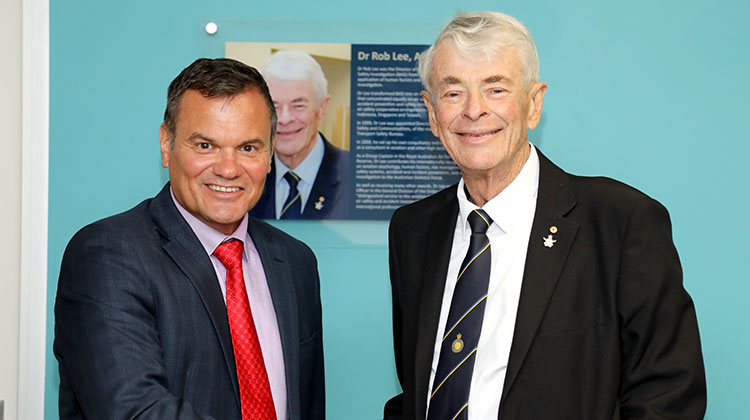 Dr Rob Lee (right) with ATSB chief commissioner Greg Hood. (ATSB)