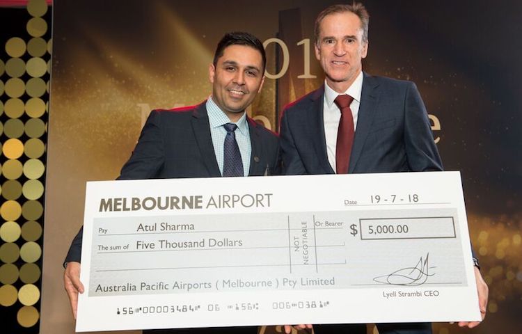 Menzies Aviation's Atul Sharma receives his $5,000 prize. (Melbourne Airport).
