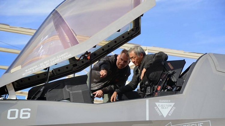 Singapore Defence Minister Dr Ng Eng Hen inspects a USAF F-35A during a visit to Luke AFB in Arizona. (SG MINDEF)