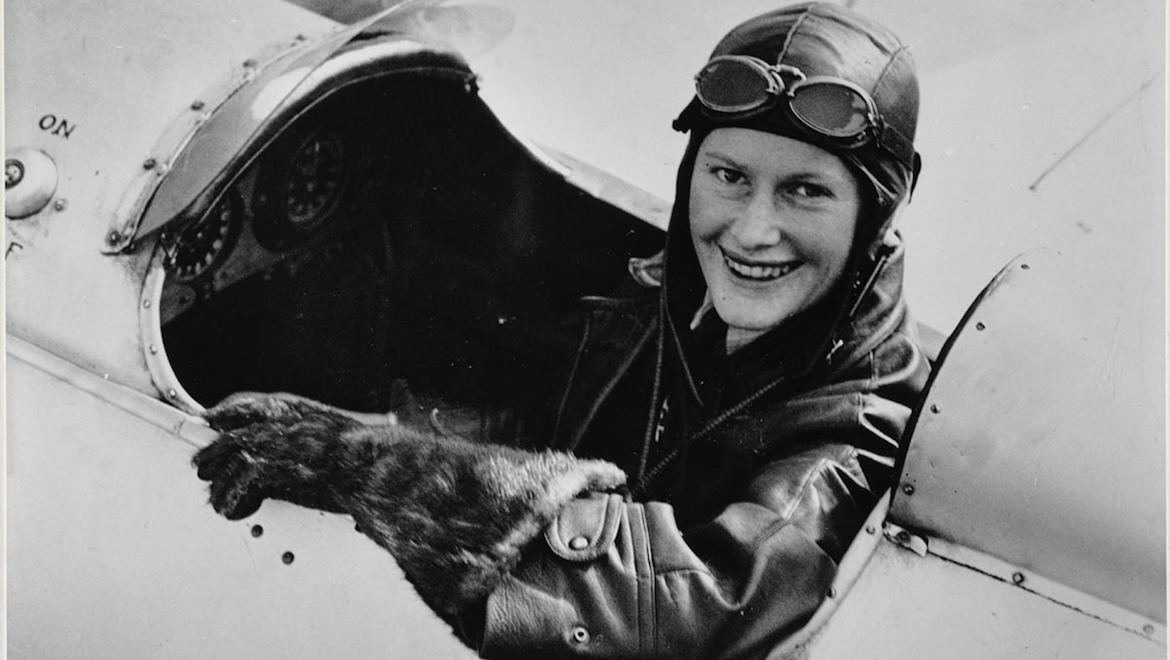 Nancy-Bird Walton at the Kingsford Smith flying school. (Wikimedia Commons/State Library of NSW)