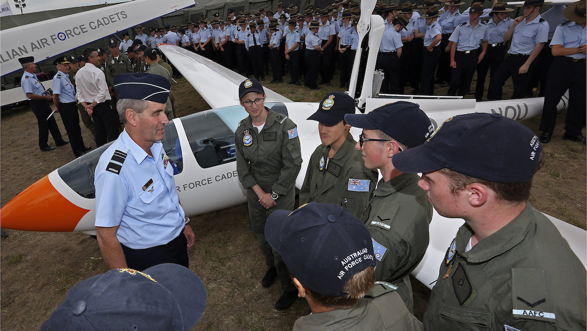 AIRMSHL Geoff Brown talks with cadets at the 2015 Avalon Airshow with one of the AAFC’s new gliders in the background. (Defence)