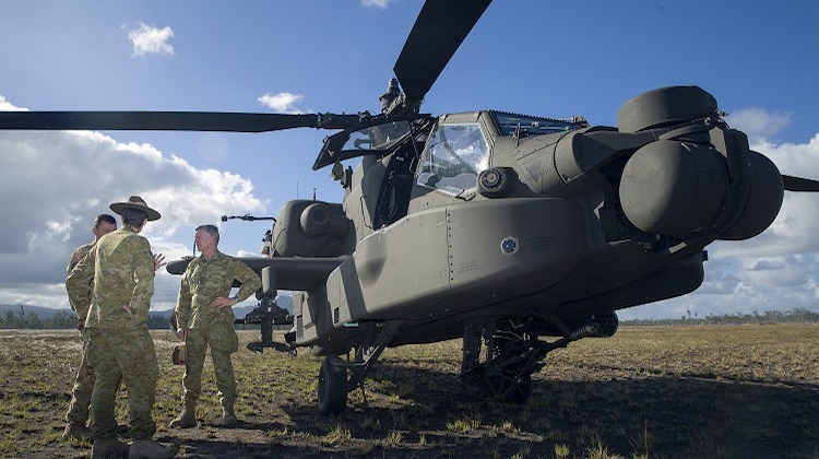 Chief of Army LTGEN Rick Burr is briefed on the AH-64D Apache at Exercise Talisman Saber 2019. (Defence)