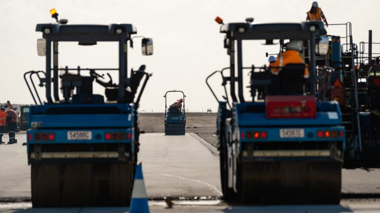 Brisbane Airport's third runway has reached the stage where asphalt is being laid down. (Brisbane Airport/Jen Dainer)