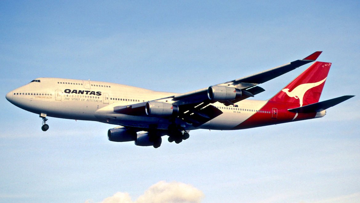 Qantas Boeing 747-400 VH-OJA flying over London in 2001. (Aero Icarus/Wikimedia Commons)