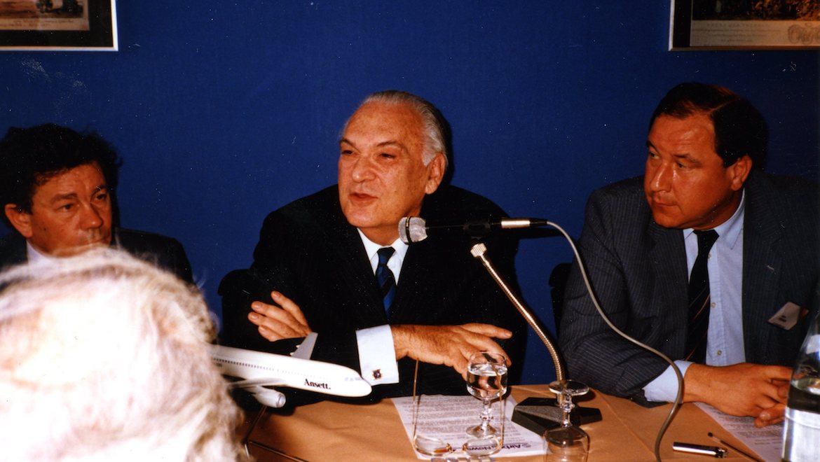 The late Sir Peter Abeles announces Ansett’s first Airbus A320 order at the Paris Airshow. (Jim Thorn)