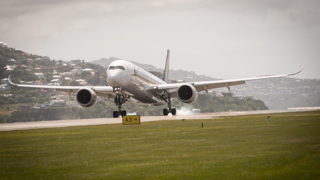 Singapore Airlines Airbus A350-900 9V-SMM arrives in Wellington. (Wellington Airport/Twitter)