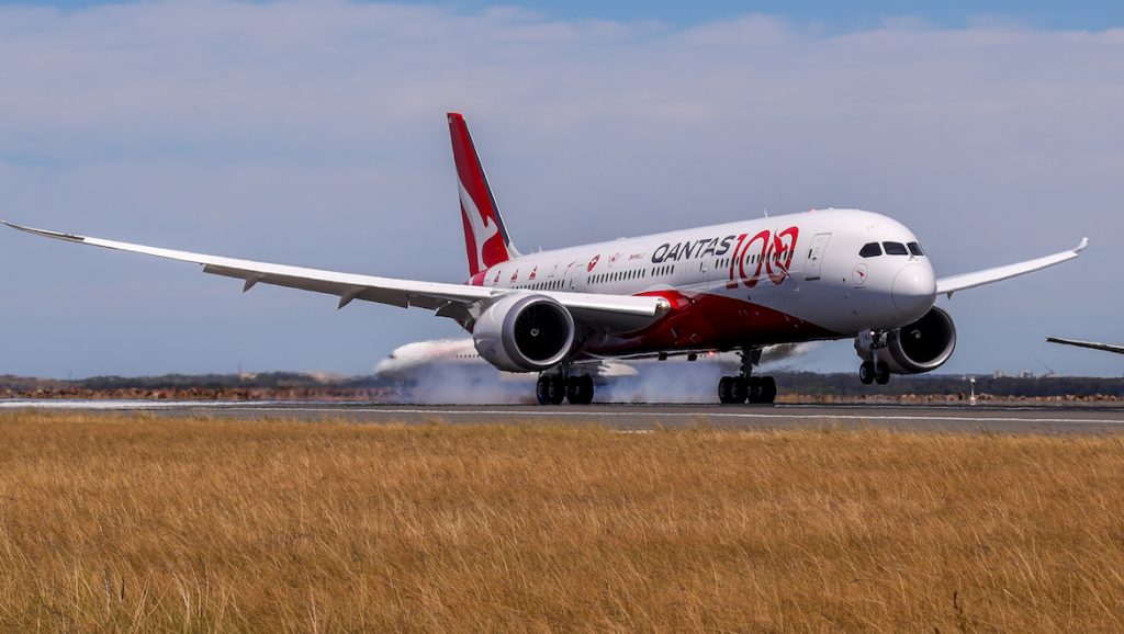 Qantas Boeing 787-9 VH-ZNJ lands in Sydney after flying non-stop from London. (Qantas)