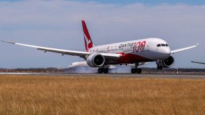 Qantas Boeing 787-9 VH-ZNJ lands in Sydney after flying nonstop from London. (Qantas)