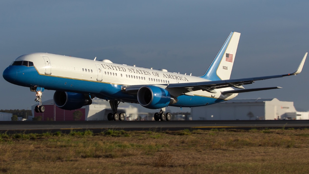 US Air Force C-32A 09-0015 departs Brisbane on November 16 2014. (Lance Broad)