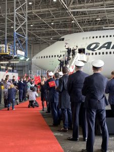 Qantas crew create a guard of honour for the six pilots embarking on their final 747-400 shift. (Source: Australian Aviation)