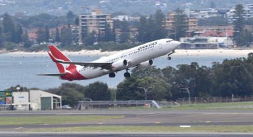 Qantas B737 VH-XZI reaches for the sky off 34L YSSY 12.2.21