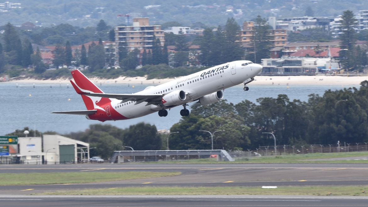 Qantas B737 VH-XZI reaches for the sky off 34L YSSY 12.2.21