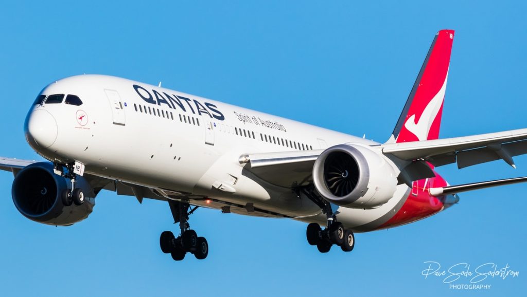 A Qantas Dreamline, VH-ZNB, landing at Melbourne Airport (Dave Soda)