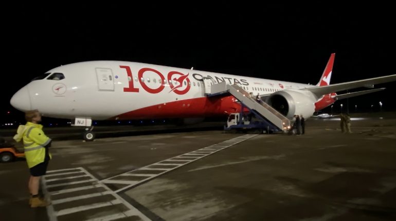 [Image: Qantas-787-9-VH-ZNJ-sits-on-the-tarmac-i...70x431.jpg]